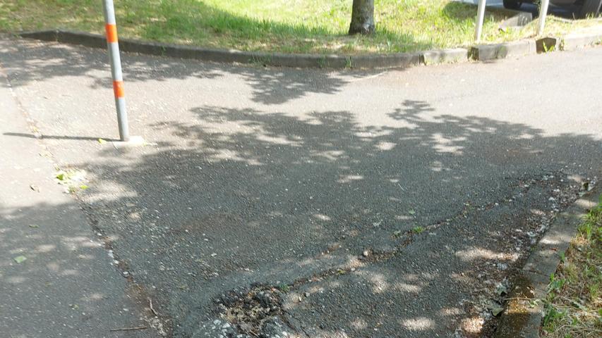 Gefahrenstelle in Forchheim bei der Einfahrt auf dem Globusparkplatz am Fahrradweg Augraben. Dort ist die Teerschicht aufgebrochen, wie Burkard Hans abgelichtet hat.