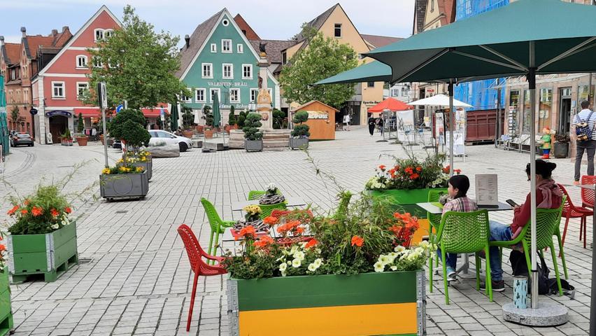 Ein bisschen Belebung: Der Rother Marktplatz mit begrenzter Außenbestuhlung im Juni 2022.
