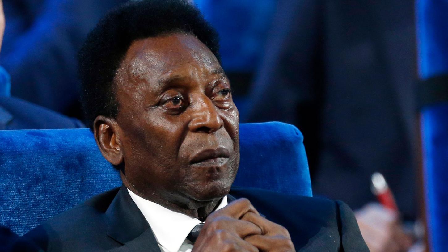 Der Brasilianer Pelé nimmt an der Auslosung der Fußball-Weltmeisterschaft 2018 im Kreml in Moskau teil. Der Brasilianer Pelé nimmt an der Auslosung der Fußball-Weltmeisterschaft 2018 im Kreml in Moskau teil.