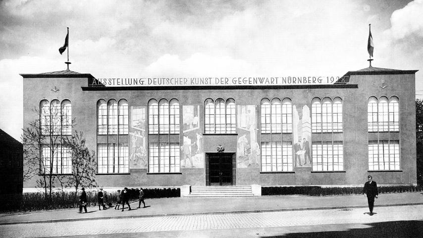 Nach dem Umbau durch Walter Brugmann war 1928 von dem ursprünglichen Bau nur die Grundform erhalten. Dafür zierten die schlichten Fassaden reiche Malereien.
Nach dem Umbau durch Walter Brugmann war 1928 von dem ursprünglichen Bau nur die Grundform erhalten. Dafür zierten die schlichten Fassaden reiche Malereien.