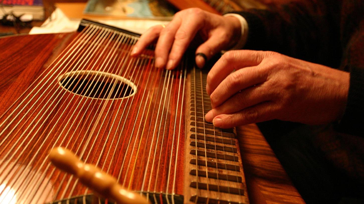 Früher das "Kalvier des armen Mannes": die Zither.
Früher das "Kalvier des armen Mannes": die Zither.