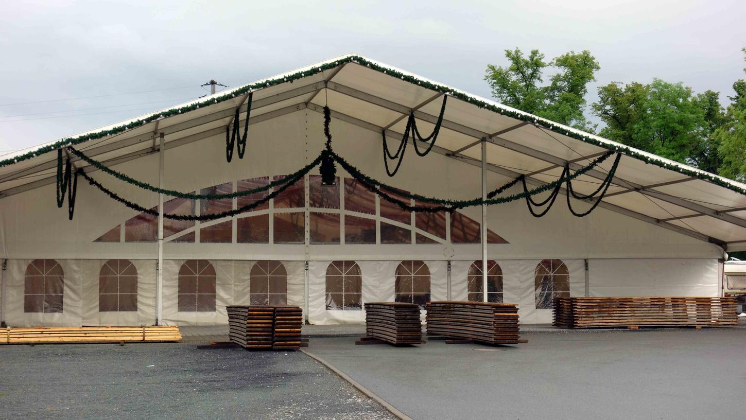 Das Festzelt für die Kirchweih in Neustadt/Aisch nach zwei Jahren „Durststrecke“ ist schon aufgestellt. Für eine Alternative zum „Kneipendorf“ laufen noch die Bemühungen.