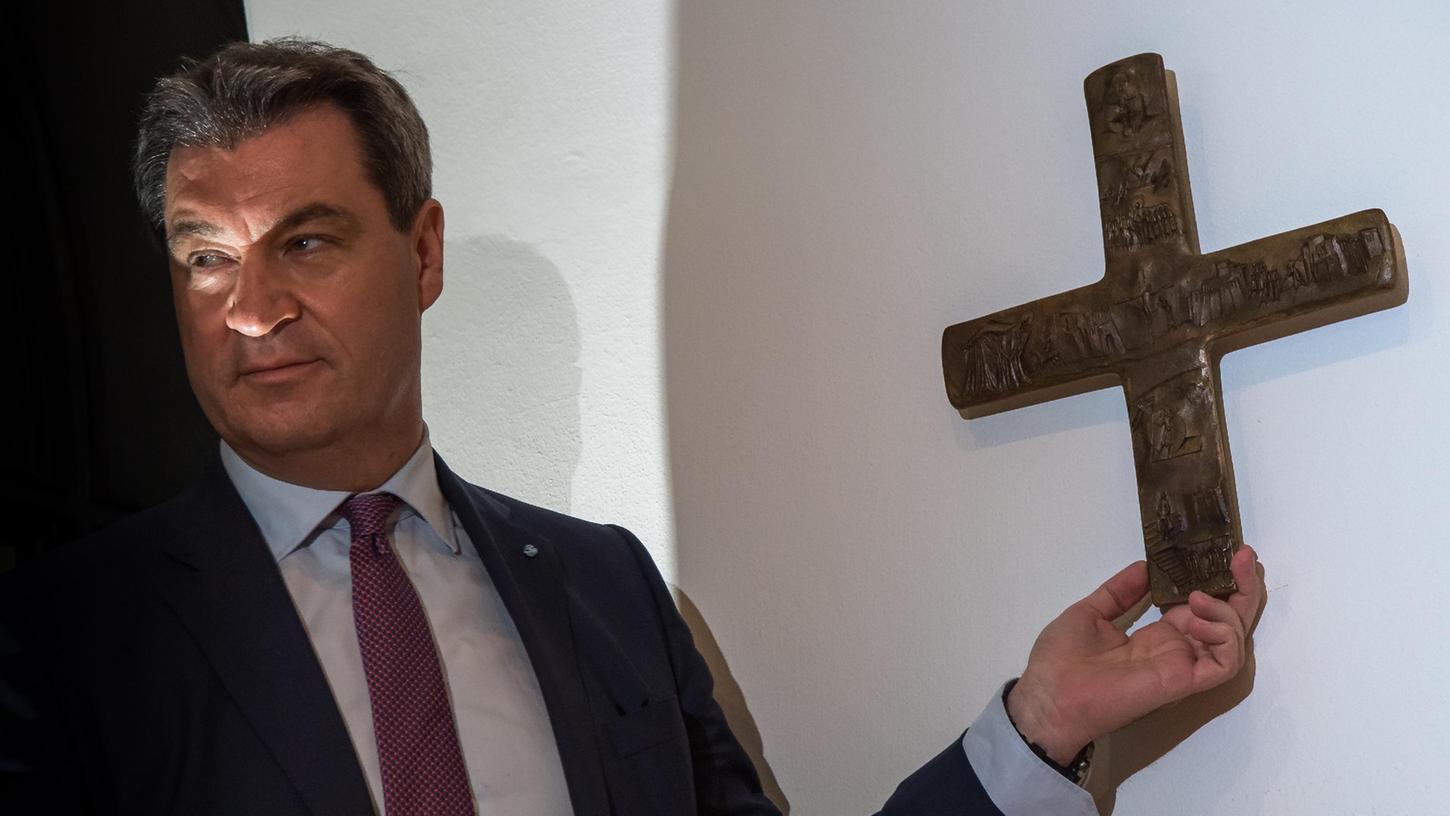 Ministerpräsident Markus Söder hat das erste Kreuz in der Staatskanzlei eigenhändig aufgehängt.