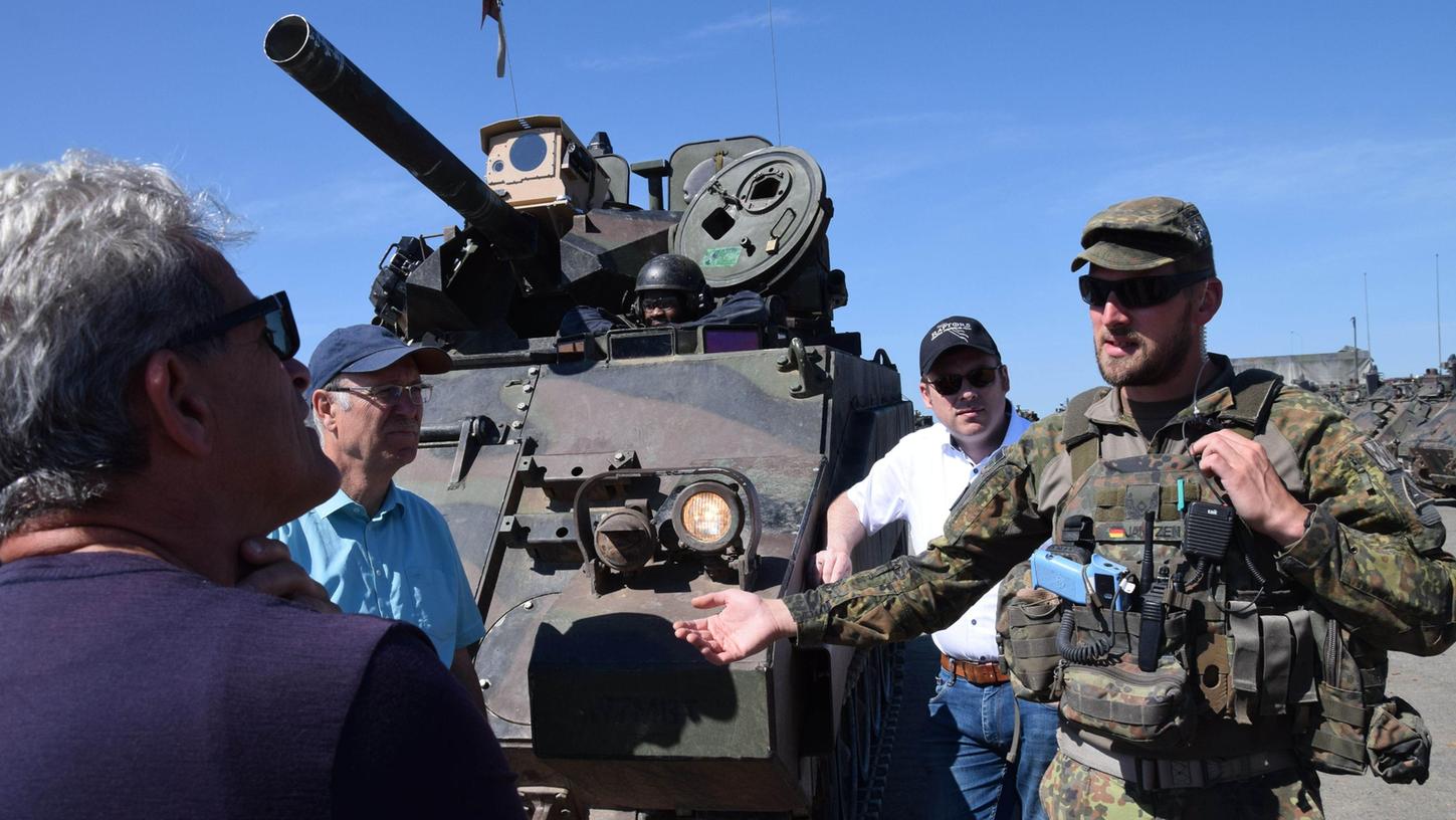 Kleine Schützenpanzer als Mitfahrgelegenheit: Am Medientag informierte die US Army über die derzeit in Hohenfels laufende Großübung "Combined Resolve XVII".