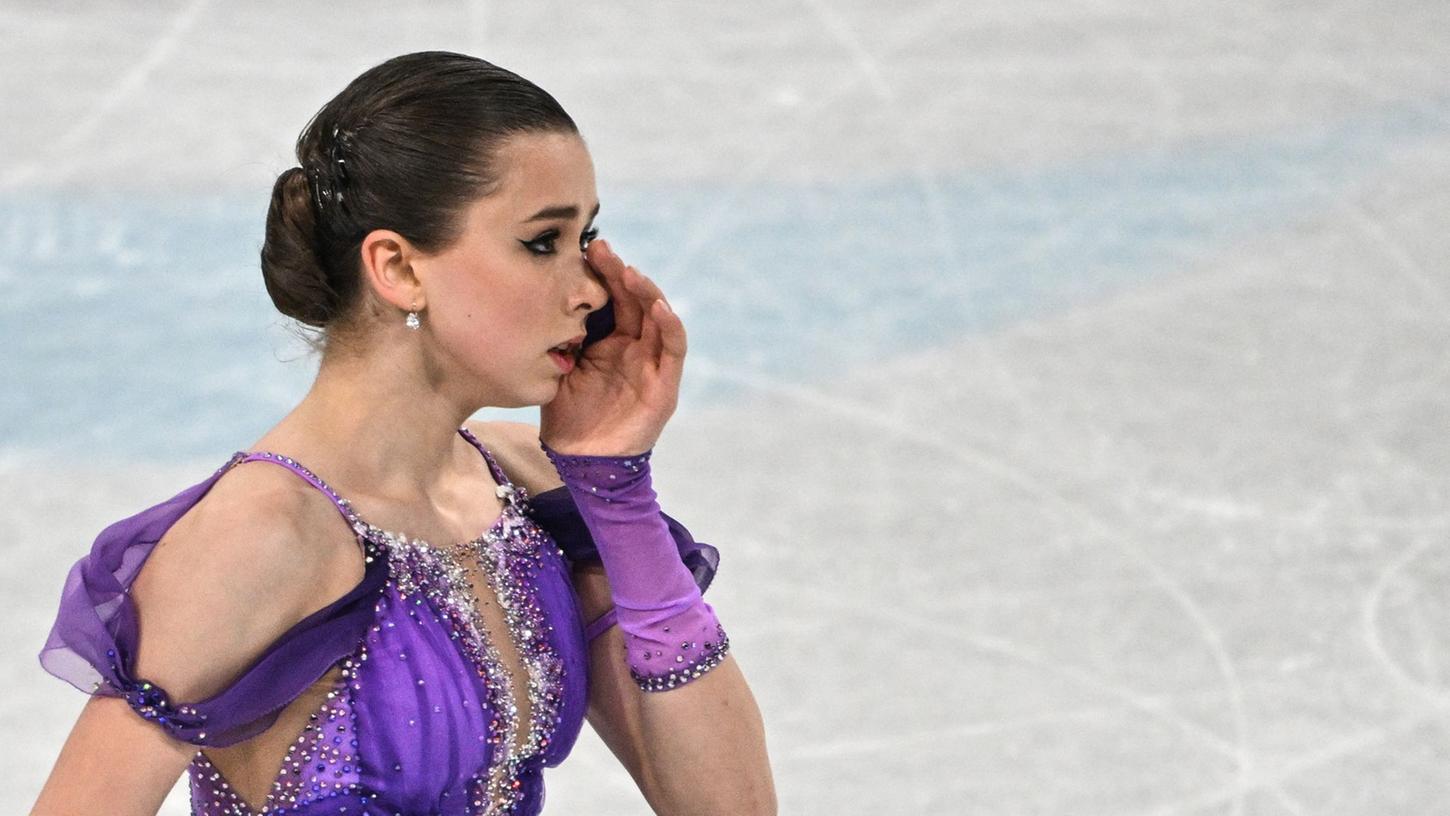 Die damals 15-jährige russische Eiskunstläuferin Kamila Walijewa bei den Olympischen Winterspielen in Peking. Die damals 15-jährige russische Eiskunstläuferin Kamila Walijewa bei den Olympischen Winterspielen in Peking.