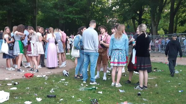 Davon, dass sie das Bier kistenweise angeschleppt haben, zeugt ein großer Stapel mit Bierkisten, die von Flaschensammlern zusammengetragen und mit den überall herumliegenden, leeren Flaschen gefüllt werden.Damit sorgen sie zumindest ein wenig dafür, dass Rasen und Spielflächen noch einigermaßen begehbar sind. Und trotzdem: Dort liegen so viele leere Bierflaschen herum, dass die Flaschensammler kaum hinterherkommen.