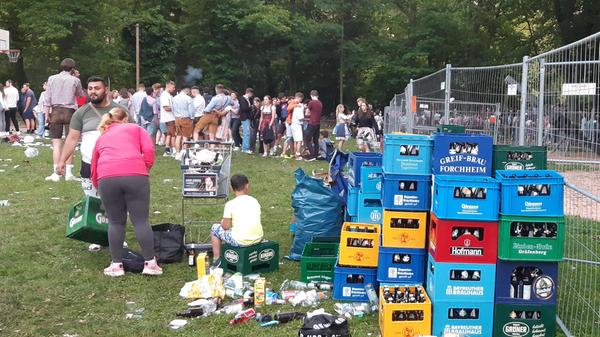 Auch ausgetrunkene Spirituosenflaschen liegen im Gras, etliche sind zerbrochen, die Scherben werden in den Boden getreten, der Müll türmt sich nicht nur in der Nähe der Mülleimer. Es sieht schlimm aus dort am Bürgermeistersteg.