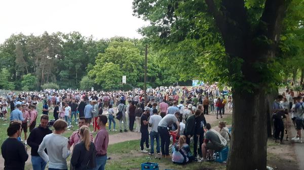 Immerhin ging es offenbar überwiegend friedlich zu. Nur hin und wieder hörte man Betrunkene herumgrölen, sah man leichtes Gerangel inmitten einer Gruppe junger Leute.