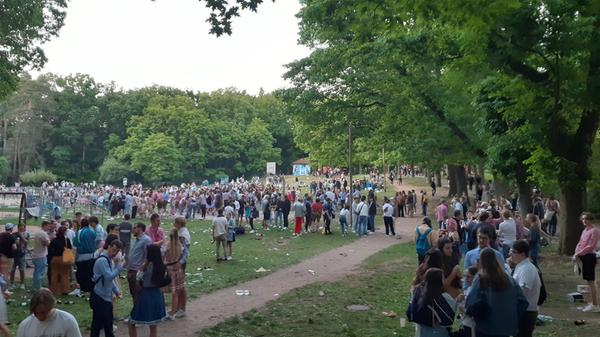 Am Rande dieses Szenarios patrouillierten Einsatzkräfte der Bereitschaftspolizei, kontrollierten auffällige Personen und riefen auch schon mal einen Krankenwagen, wenn jemand eine Platzwunde am Kopf hatte.