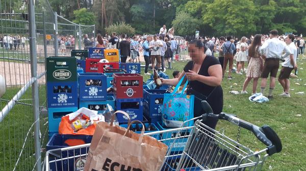 Vermutlich ist es gut, dass es diesen Treffpunkt überhaupt gibt. Denn wenn diese Menschen auch noch auf den Berg strömen würden, wäre es dort noch voller, noch enger, noch unerträglicher.