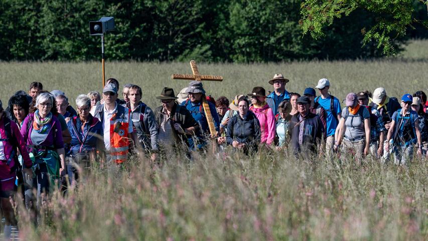 Drei Tage lang werden die Pilger von Regensburg bis nach Altötting laufen. Drei Tage lang werden die Pilger von Regensburg bis nach Altötting laufen.