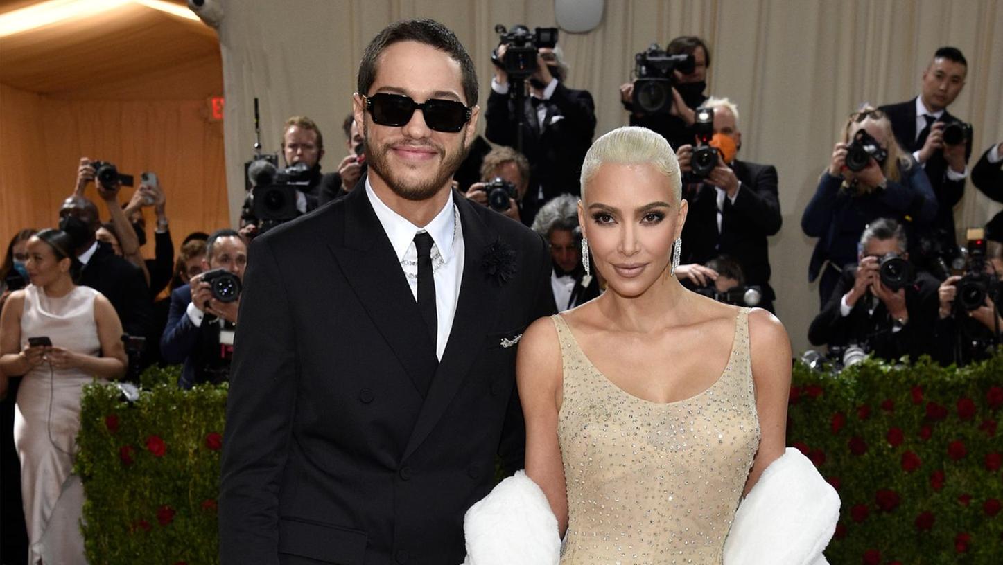 Kim Kardashian (r) und Pete Davidson kommen zur Benefizgala des Costume Institute des Metropolitan Museum of Art anlässlich der Eröffnung einer Ausstellung. Kim Kardashian (r) und Pete Davidson kommen zur Benefizgala des Costume Institute des Metropolitan Museum of Art anlässlich der Eröffnung einer Ausstellung.