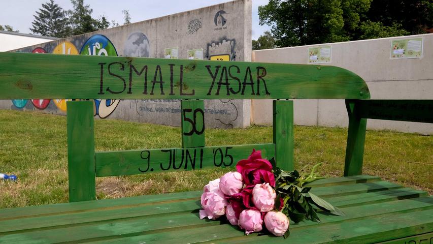 Blumen zum Gedenken an Ismail Yasar. 
