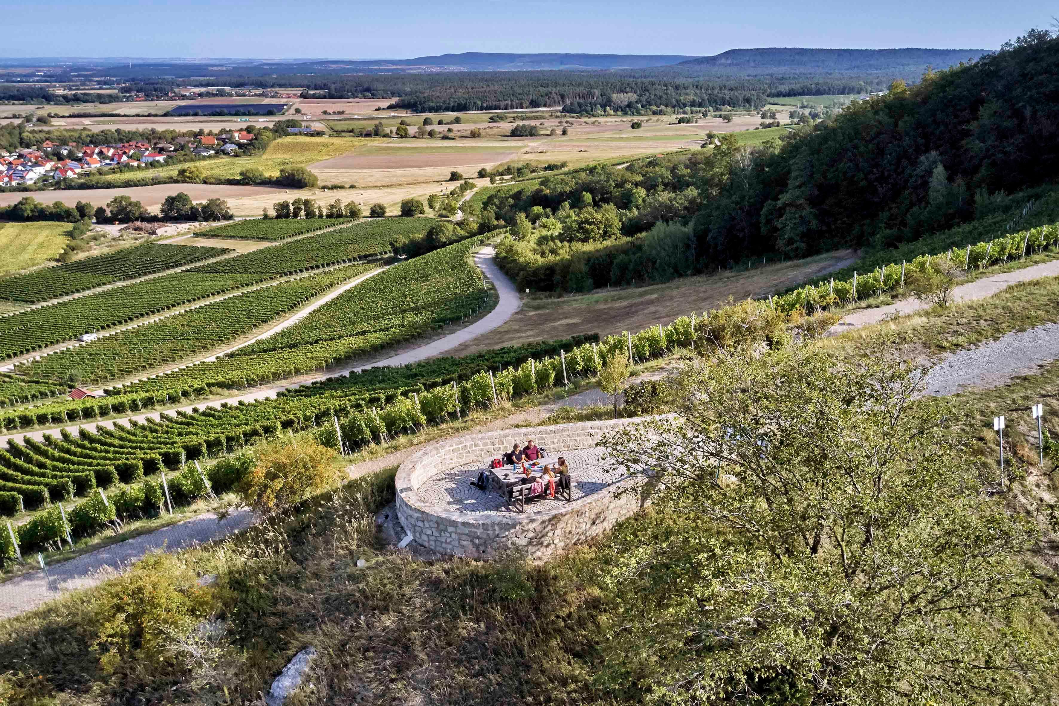 Die Pause am Weinlehrgarten bei Abtswind findet sich unter den zahlreichen Tipps im neuen Steigerwald-Urlaubsmagazin. Die Pause am Weinlehrgarten bei Abtswind findet sich unter den zahlreichen Tipps im neuen Steigerwald-Urlaubsmagazin.