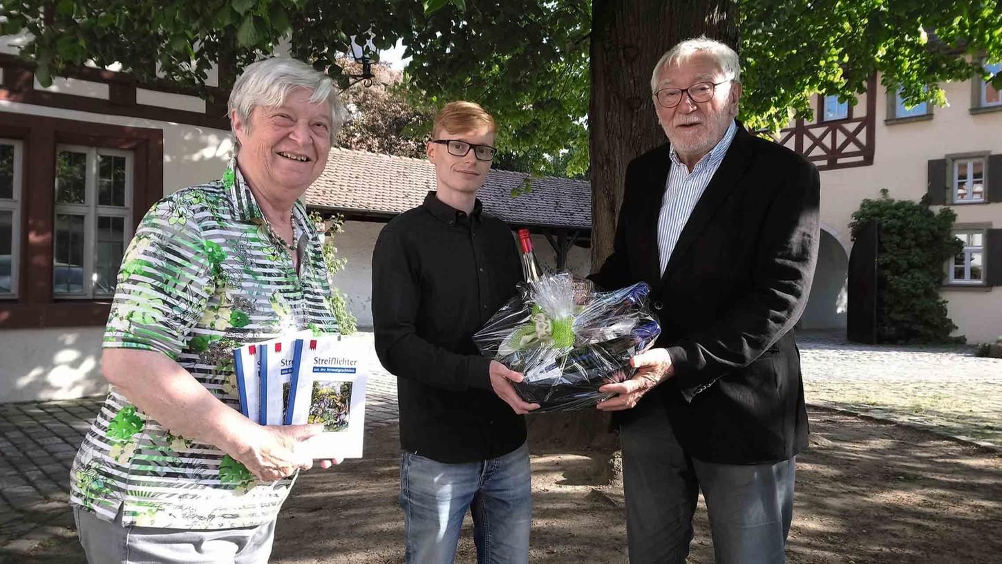 Vereinsvorsitzende Carola Kabelitz und Jochen Ringer dankten Dr. Wolfgang Mück (von links) für das "unglaubliche Engagement" bei über 40 Jahren Schriftleitung der Streiflichter aus der Heimatgeschichte.