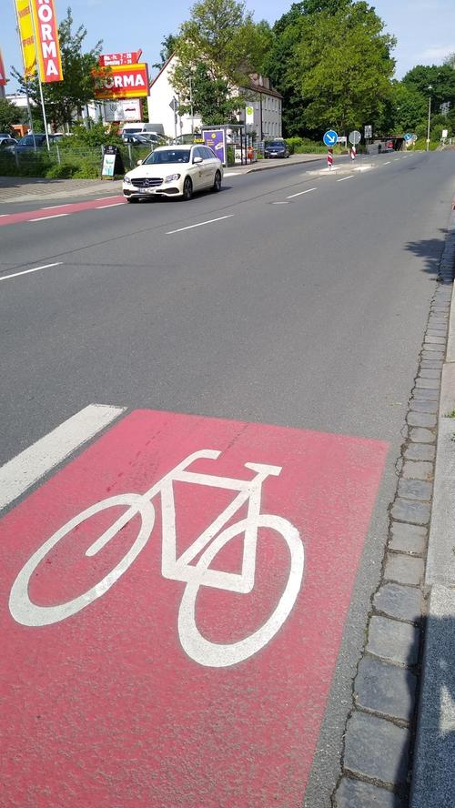 In der Zerzabelshofstraße endet plötzlich die rote Markierung für den Radweg und die Radfahrerinnen und Radfahrer müssen auf der Straße weiterfahren.