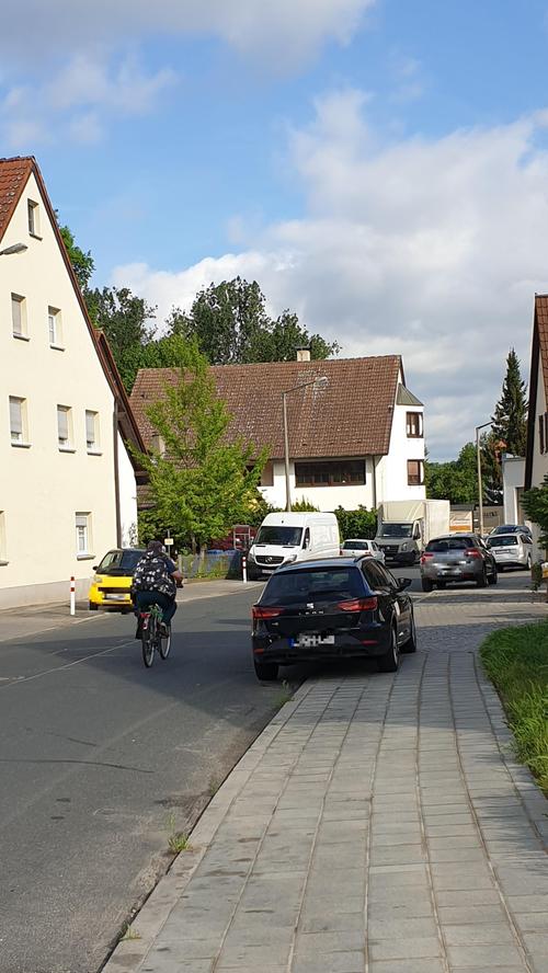 Auch über die Schalkhauserstraße können Autos in Reichelsdorf fahren. Doch wie in der Waldstromerstraße ist auch diese Strecke für Radfahrer wegen parkenden Autos sehr gefährlich.