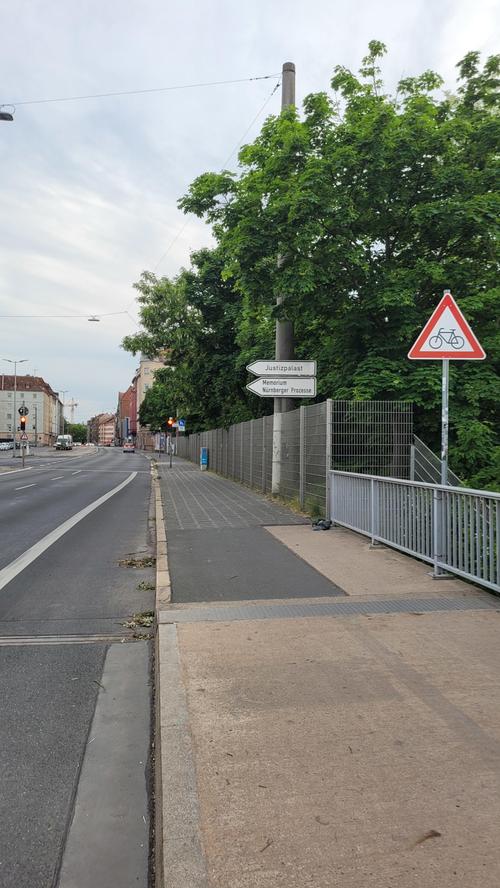 Leserin Angela Rupprecht findet diese Stelle an der Theodor-Heuss-Brücke in Richtung Maximilianstraße "echt übel". Der Radweg endet einfach und im Berufsverkehr oder mit Kindern sei das mit dem Rad kaum machbar. 