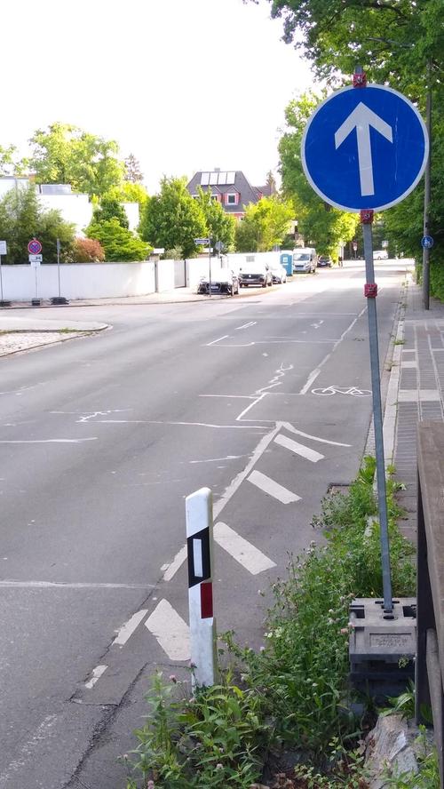 In der Siedlerstraße endet ein von der Straße getrennter Radweg auf der Straße. Franziska Heil beklagt, dass die Markierung nicht mehr erkennbar ist durch vorangegangene Bauarbeiten nicht erneuert wurde. Auch ein Schild, das Autofahrer warnt, fehle. 