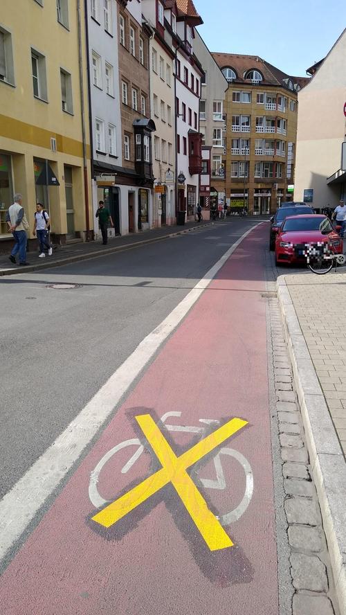 Franziska Heil freut sich, dass man die Theaterstraße als Einbahnstraße als Radler auch in die andere Richtung benutzen kann. Doch sie fragt sich, ob die gelben Kreuze bedeuten, dass das mit der Einrichtung der Fußgängerzone nicht mehr möglich sein wird. 