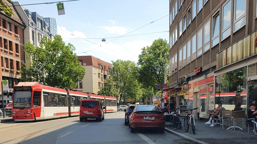 Dieses Foto hat uns Manfred Endebrock zugesendet. Es zeigt die Allersberger Straße, die vielen Leserinnen und Lesern ein Ärgernis ist. Beim Abbiegen ergiebt sich durch nicht-durchgängige Radwege und parkende Autos eine große Gefahr für Radler. 