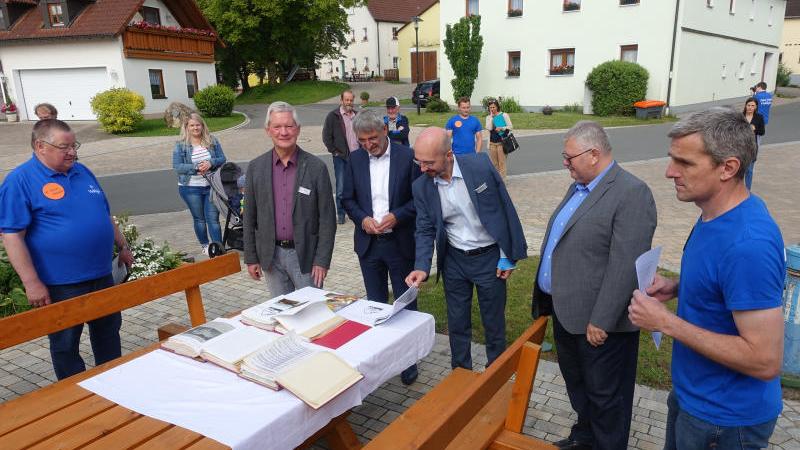 Am Dorfplatz in Viehhofen hatte Herbert Raum den Gästen bei der Begehung die Ortschronik vorgestellt.
