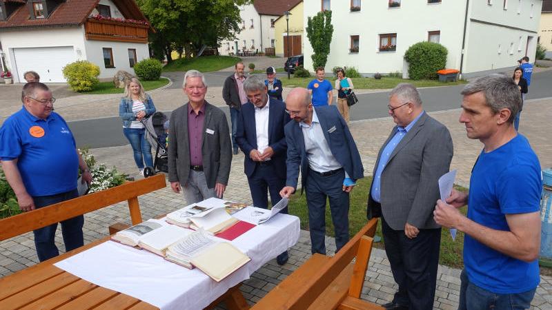 Am Dorfplatz in Viehhofen hatte Herbert Raum den Gästen bei der Begehung die Ortschronik vorgestellt.