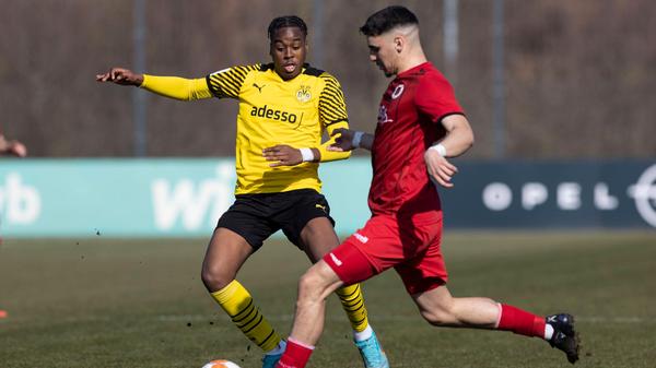 Fußball: U19 Bundesliga West, Saison 2021/2022, 13. Spieltag, Borussia Dortmund - FC Viktoria Köln am 05.03.2022 in Dort