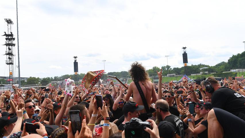 Darf bei keinem Hard-Rock-Konzert fehlen: das Crowdsurfen. Hier nimmt O’Keeffe ein Bad in der Menge.
