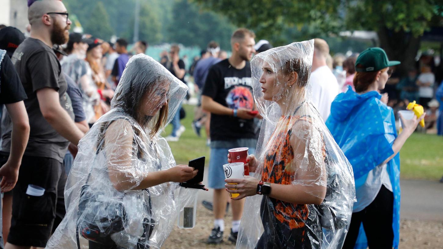 Vorbereitung ist alles: Viele Festivalbesucher hatten Regen-Ponchos dabei, um dem Wetter zu trotzen. Vorbereitung ist alles: Viele Festivalbesucher hatten Regen-Ponchos dabei, um dem Wetter zu trotzen.