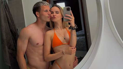 Tempelmann posiert zusammen mit seiner Freundin auf Ibiza. "Holiday memories - full of emotions" heißt es in dem Post.