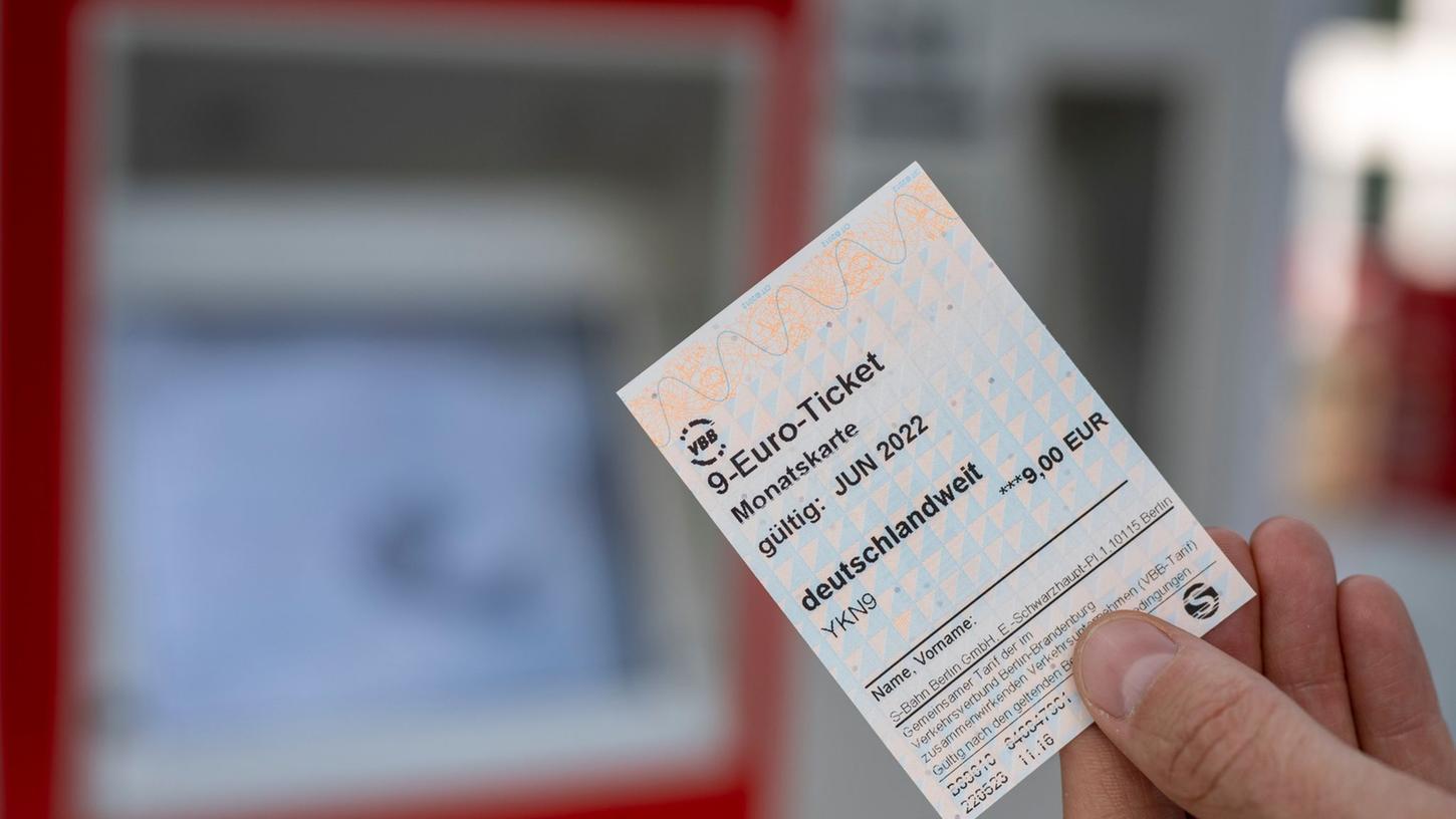 Ein 9-Euro-Ticket ist für einen Monat gültig und gilt deutschlandweit im öffentlichen Personennahverkehr. Ein 9-Euro-Ticket ist für einen Monat gültig und gilt deutschlandweit im öffentlichen Personennahverkehr.