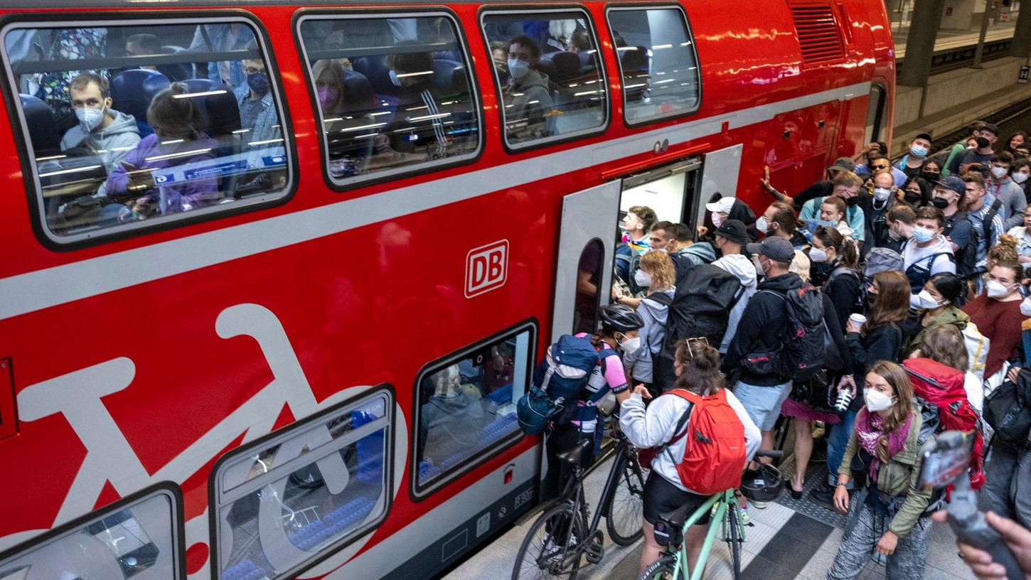 Reisende, zum Teil mit Fahrrädern, wollen am Berliner Hauptbahnhof in einen Regionalzug nach Rostock steigen.
