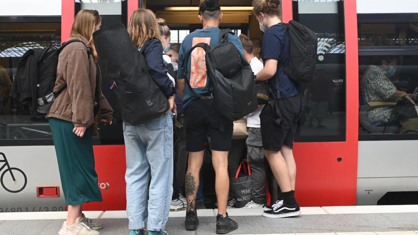 Passagiere stauen sich auf dem Hauptbahnhof in Leipzig an der Tür zu einer Regionalbahn: Solche Bilder gab es am Wochenende auf nahezu allen großen Bahnhöfen im Land zu sehen.
