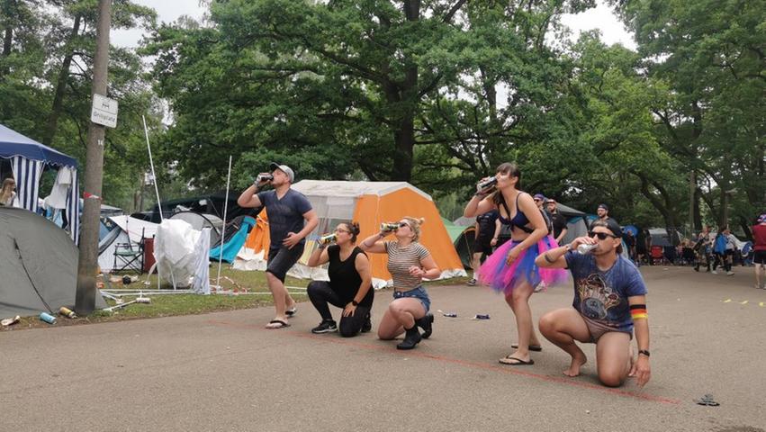 Schrille Kostüme und Dosengiraffen: Der ganz normale Camping-Wahnsinn bei Rock im Park