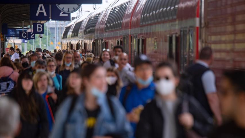 Bahn droht in Franken mit Teilräumung: Neun-Euro-Ticket sorgt für Chaos