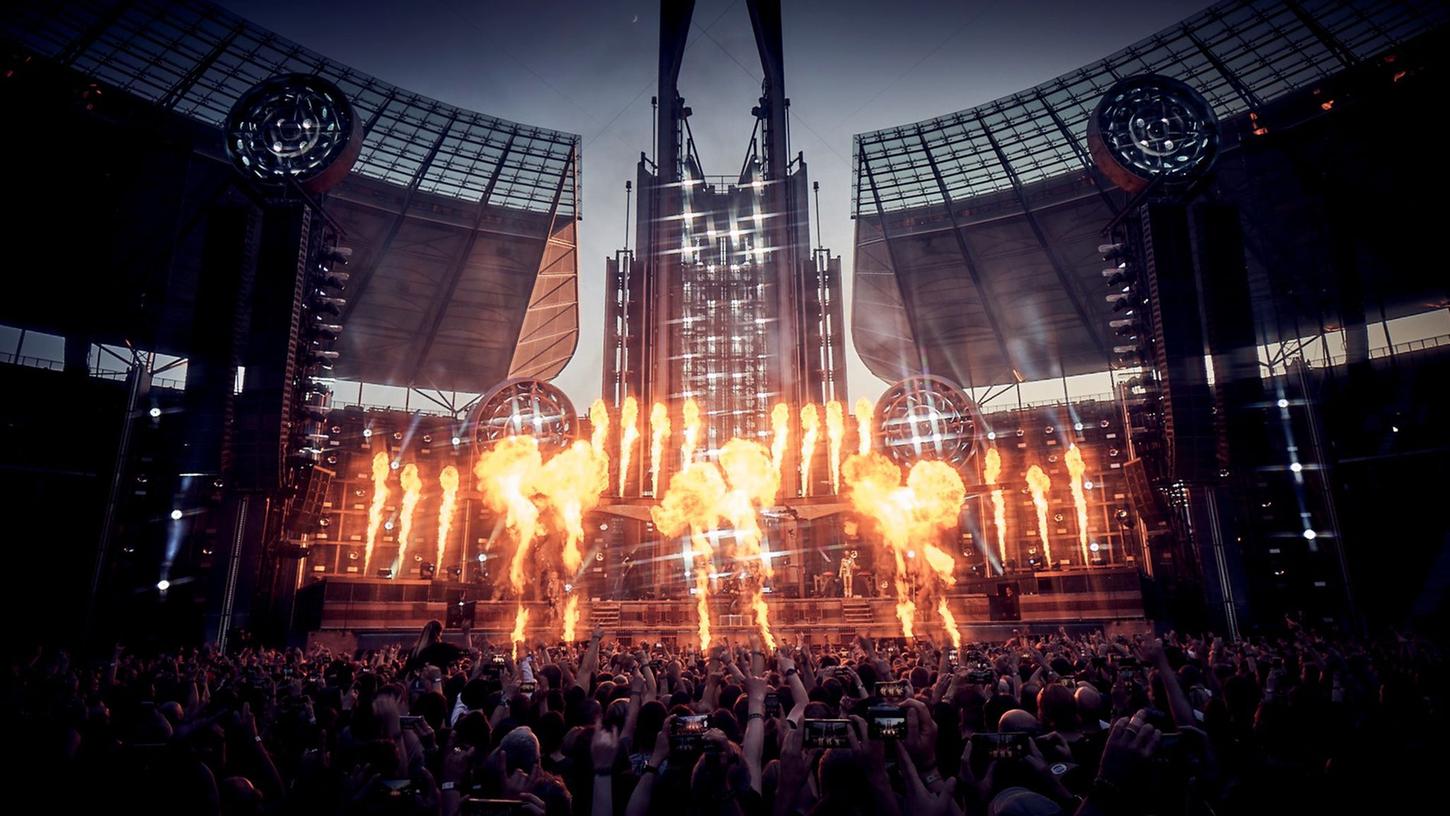 Die Band Rammstein setzte beim Konzert im Olympiastadion Berlin viel Pyrotechnik ein.