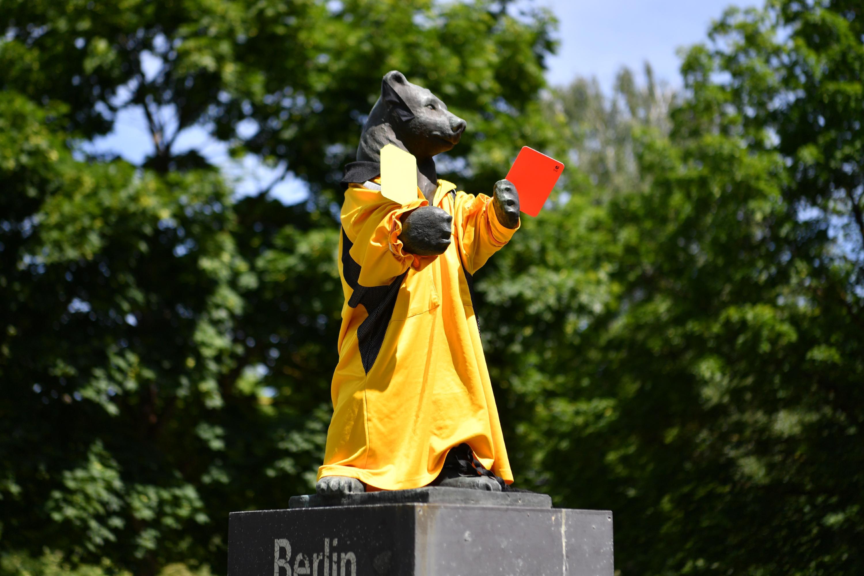 Der Schiri-Bär: Erst gab es Zweifel, was die Staffage diesmal soll, aber die Fußball-Schiris haben sie sofort für sich vereinnahmt. Sie suchen dringend Nachwuchs, um die Spiele im Kreis besetzen zu können. 