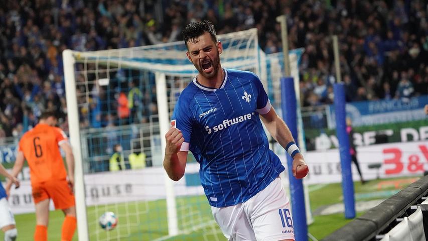 Mit 71 Treffern stellte der SV Darmstadt in der abgelaufenen Spielzeit hinter dem FC Schalke 04 die zweitbeste Offensive der Liga. Einen gehörigen Anteil daran hatte der 1,96-Sturmriese Luca Pfeiffer. In 32 Zweitliga-Einsätzen netzte der 26-Jährige 17 mal ein. Auch als fähiger Vorlagengeber erwies sich Pfeiffer in der abgelaufenen Spielzeit. Sechs Vorlagen standen am Ende der Saison auf Pfeiffers Scorer-Konto - und trugen wohl auch zu Pfeiffers Ansehen in der Noris bei. Abgegebene Stimmen: 108.