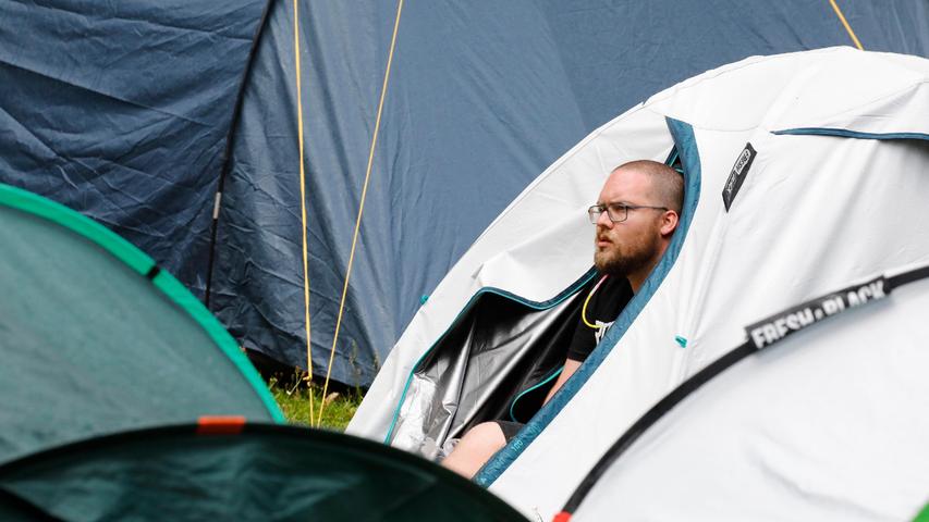Dieser Rocker schaut lieber nochmal, ob der Regen auch wirklich aufgehört hat, bevor er sich aus dem Zelt wagt.
