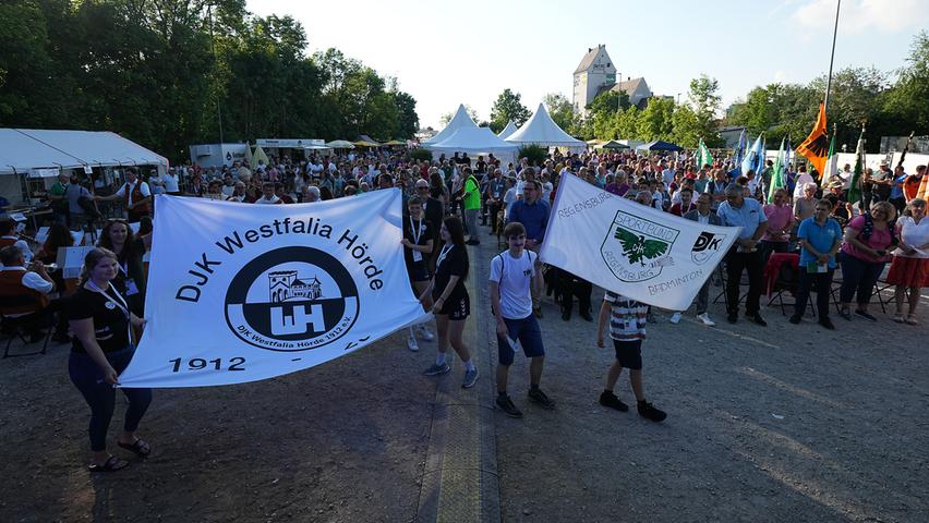 DJK-Bundessportfest 2022 in Schwabach: Der Bannerzug. DJK-Bundessportfest 2022 in Schwabach: Der Bannerzug.