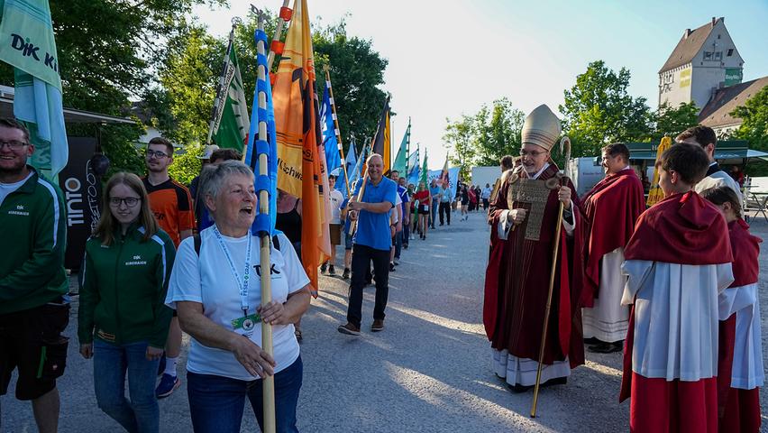 DJK-Bundessportfest 2022 in Schwabach: Bannerzug und Gottesdienst mit Bischof Gregor Maria Hanke. DJK-Bundessportfest 2022 in Schwabach: Bannerzug und Gottesdienst mit Bischof Gregor Maria Hanke.