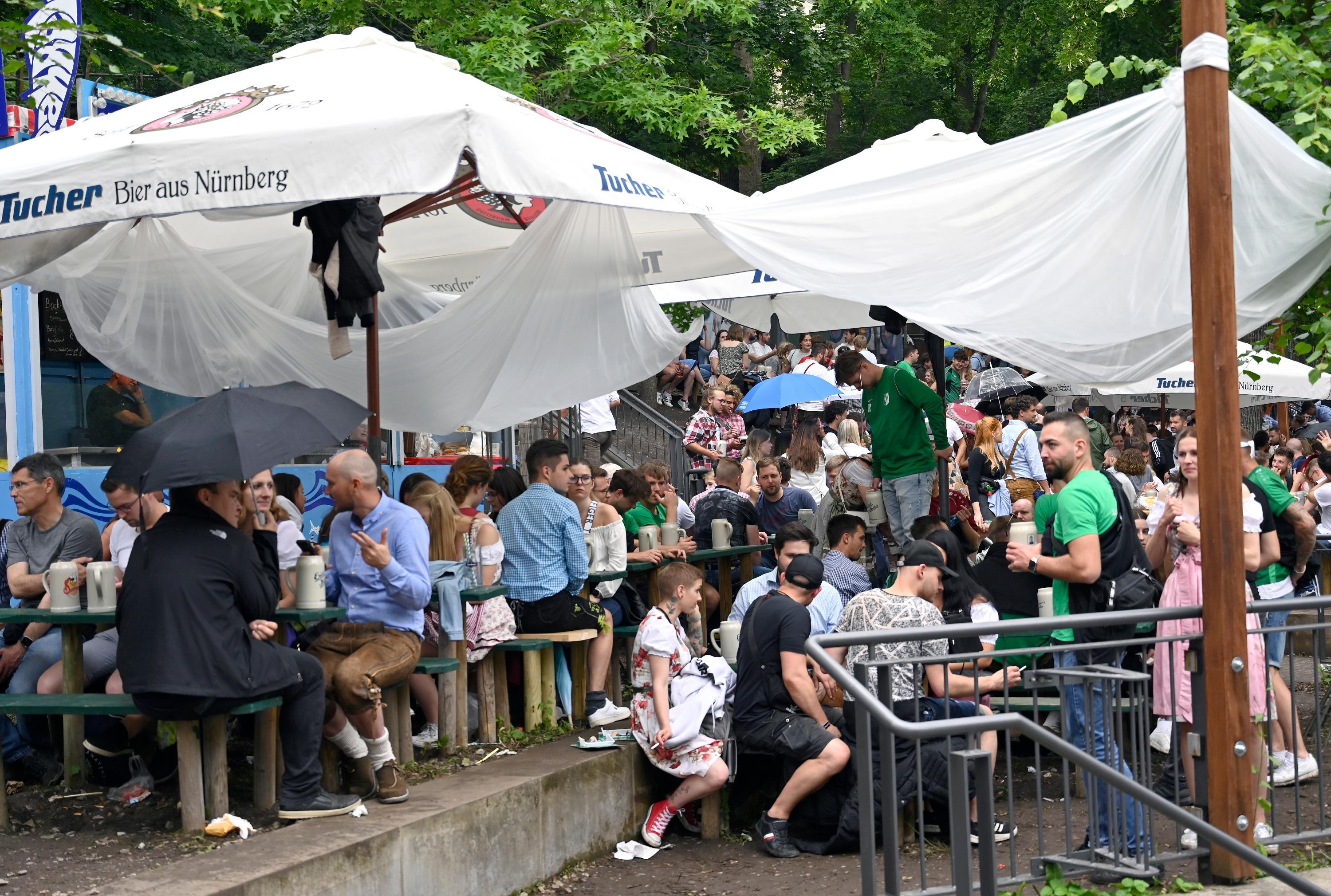 ...oder Schutz unter Planen gesucht werden.