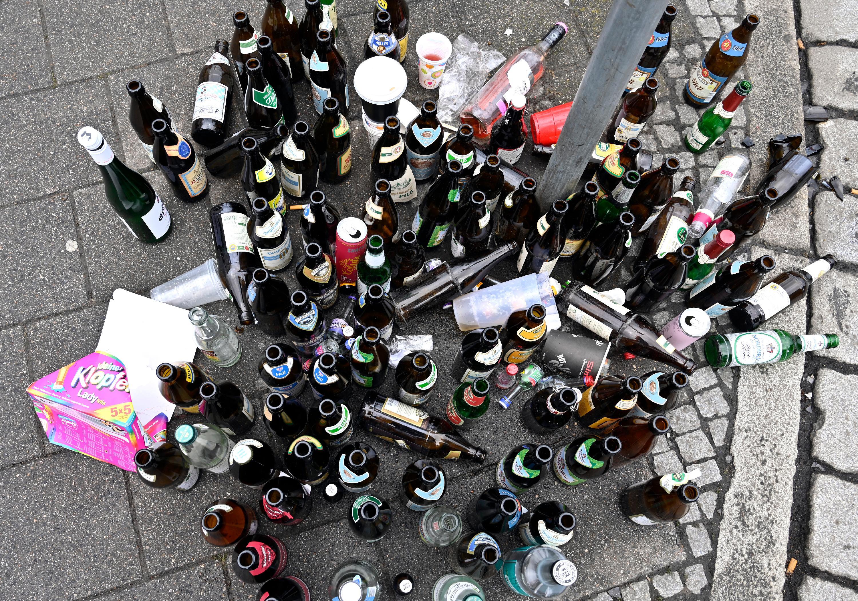 Und auch an den Eingängen stapelten sich wieder die Flaschen, die nicht aufs Festgelände mitgenommen werden durften.
