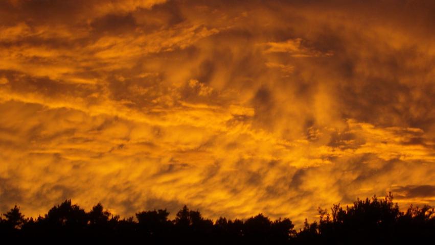 Zum Glück kein Feuer: Der Sonnenuntergang setzt den wolkigen Abendhimmel dramatisch in Szene.