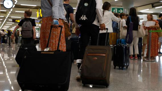 Gepäck-Chaos am Nürnberger Flughafen: War Personalmangel am Airport Schuld?