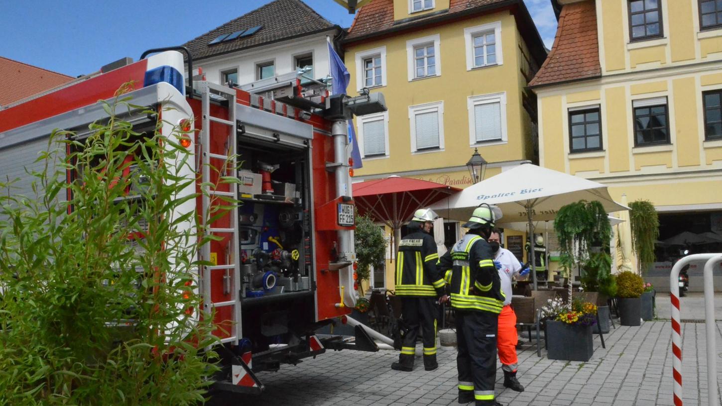 Feuer in der guten Stube der Stadt: Die Wehr musste am Pfingstmontag zu einem Schwelbrand in einer Eisdiele am Marktplatz ausrücken. Feuer in der guten Stube der Stadt: Die Wehr musste am Pfingstmontag zu einem Schwelbrand in einer Eisdiele am Marktplatz ausrücken.