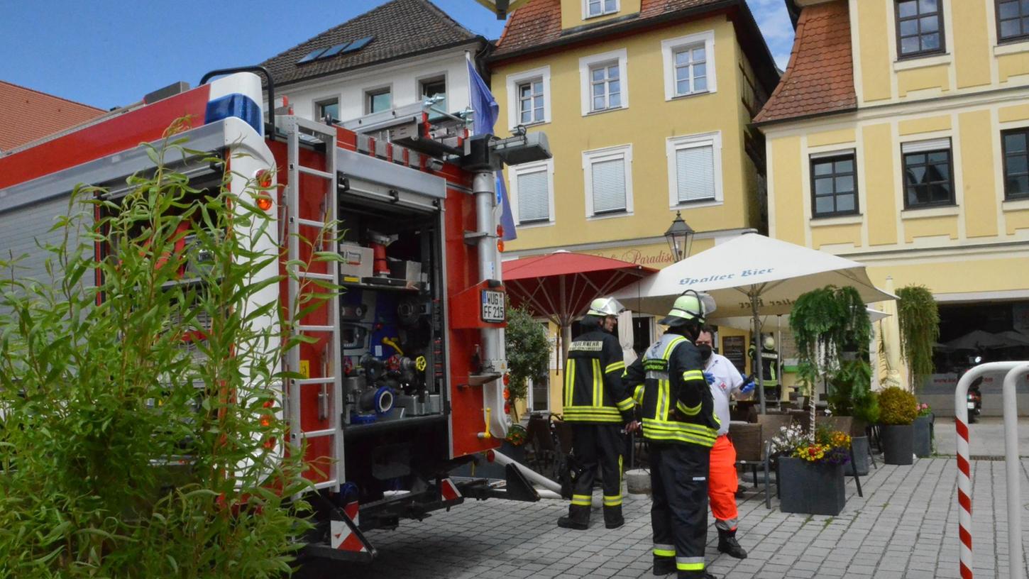 Feuer in der guten Stube der Stadt: Die Wehr musste am Pfingstmontag zu einem Schwelbrand in einer Eisdiele am Marktplatz ausrücken.  