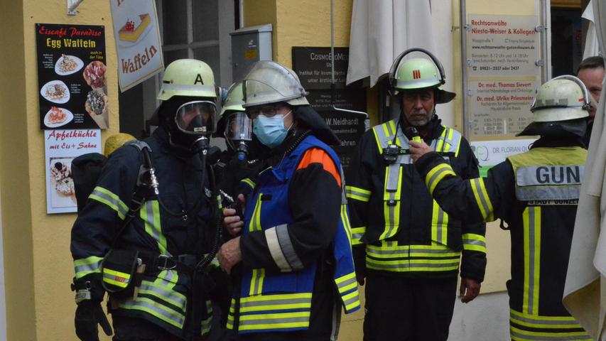 Gut gerüstet gegen die giftigen Schwaden: Feuerwehrleute, die den Brandherd inspizierten, trugen Atemschutzmasken.  