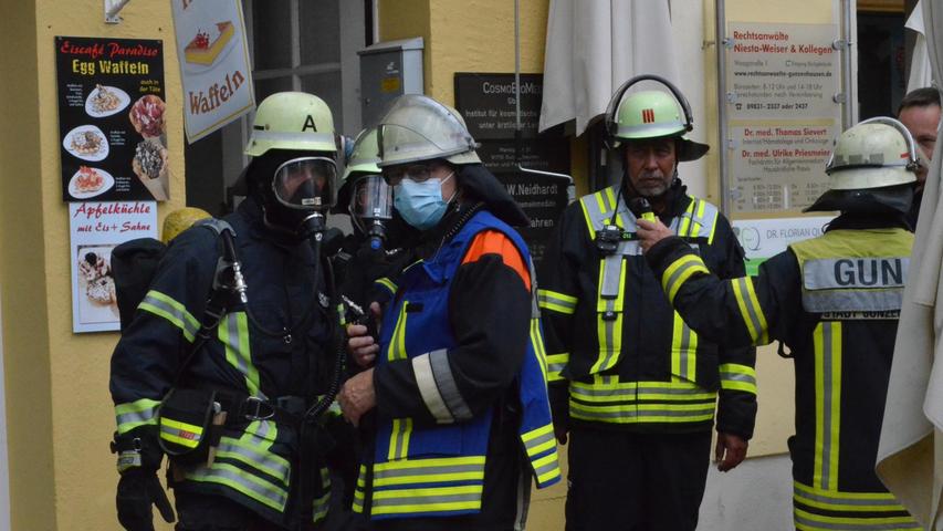 Gut gerüstet gegen die giftigen Schwaden: Feuerwehrleute, die den Brandherd inspizierten, trugen Atemschutzmasken. Gut gerüstet gegen die giftigen Schwaden: Feuerwehrleute, die den Brandherd inspizierten, trugen Atemschutzmasken.